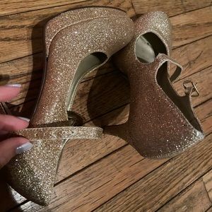 Gold Glittery Heels! Size 6